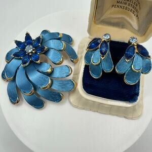 Unsigned vintage gold tone blue enamel rhinestone floral brooch clip on earrings